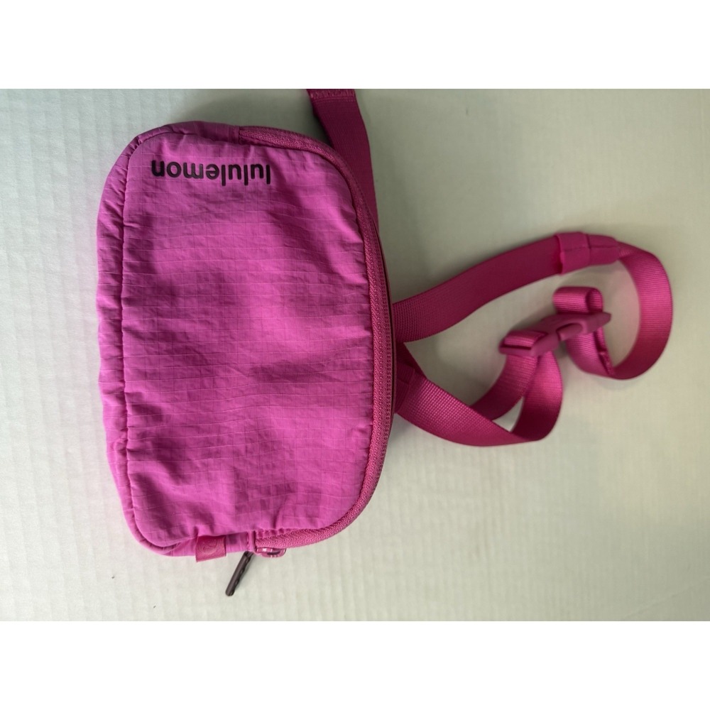 Lululemon Pink Belt Bag & Fanny Pack w/Zipper Accent Adjustable Strap